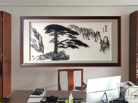 老板辦公室背景墻定一幅《迎客松》鐵畫